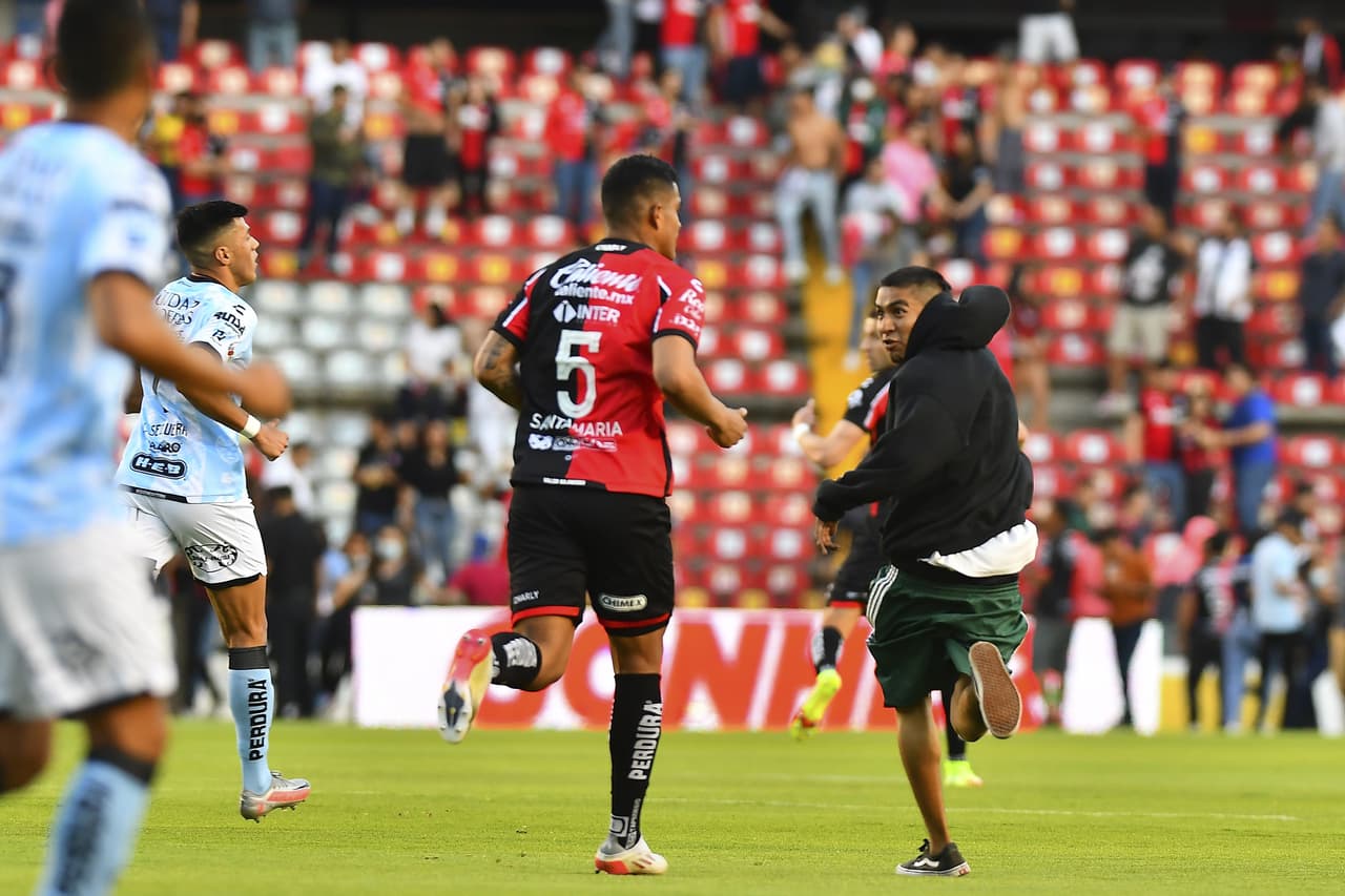 Corría el minuto 60 del partido entre Atlas y Querétaro cuando la violencia se desató en la tribuna, aficionados invadieron la cancha y luego las barras hicieron lo propio en penosas imágenes.