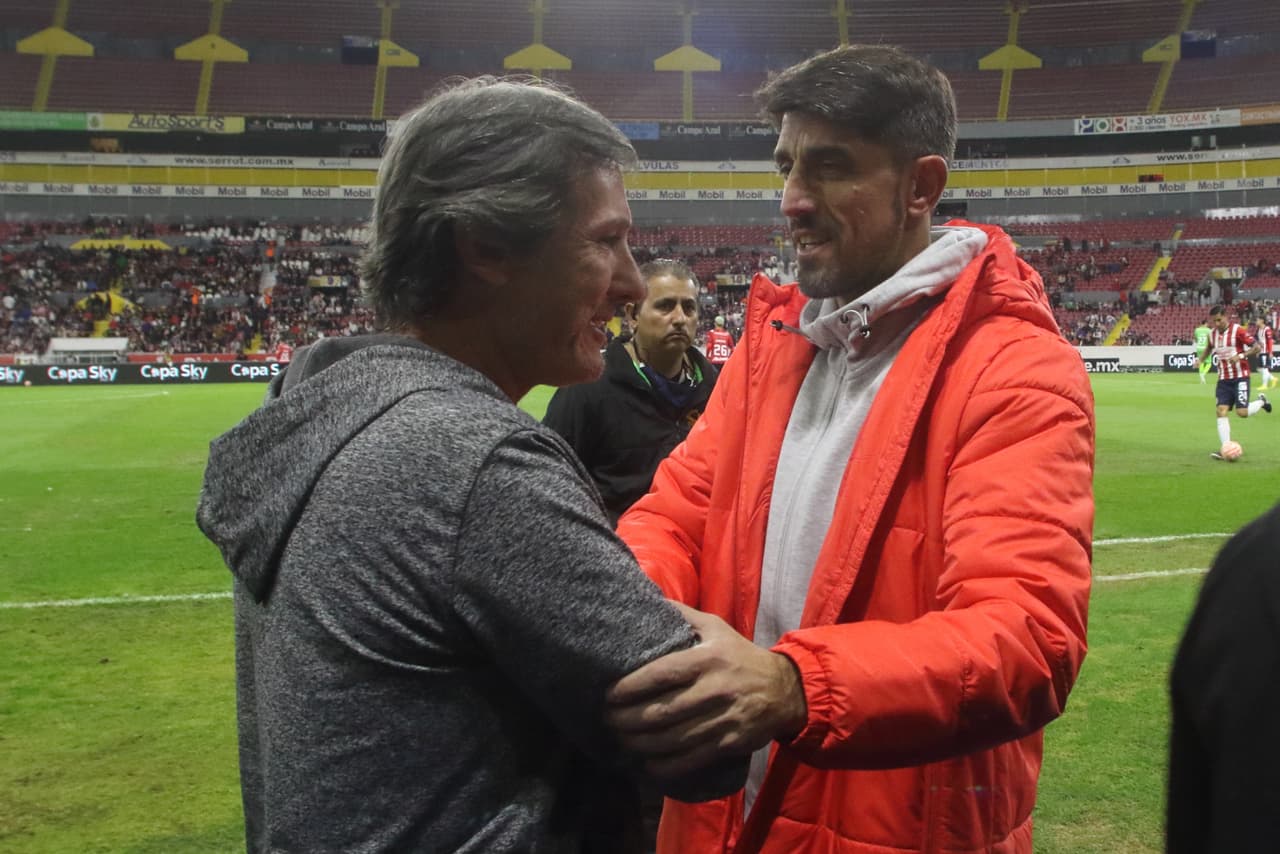 Chivas rescató la victoria ante Mazatlán en la Jornada 2 de la Copa por México 2022 con un polémico gol de Isaác Brizuela en tiempo de compensación. El 'Cone' disparó en el área, pero el balón impactó en el brazo de su compañero Luis Puente, lo que por regla debió ser anulado, pero el árbitro central lo dio por bueno.