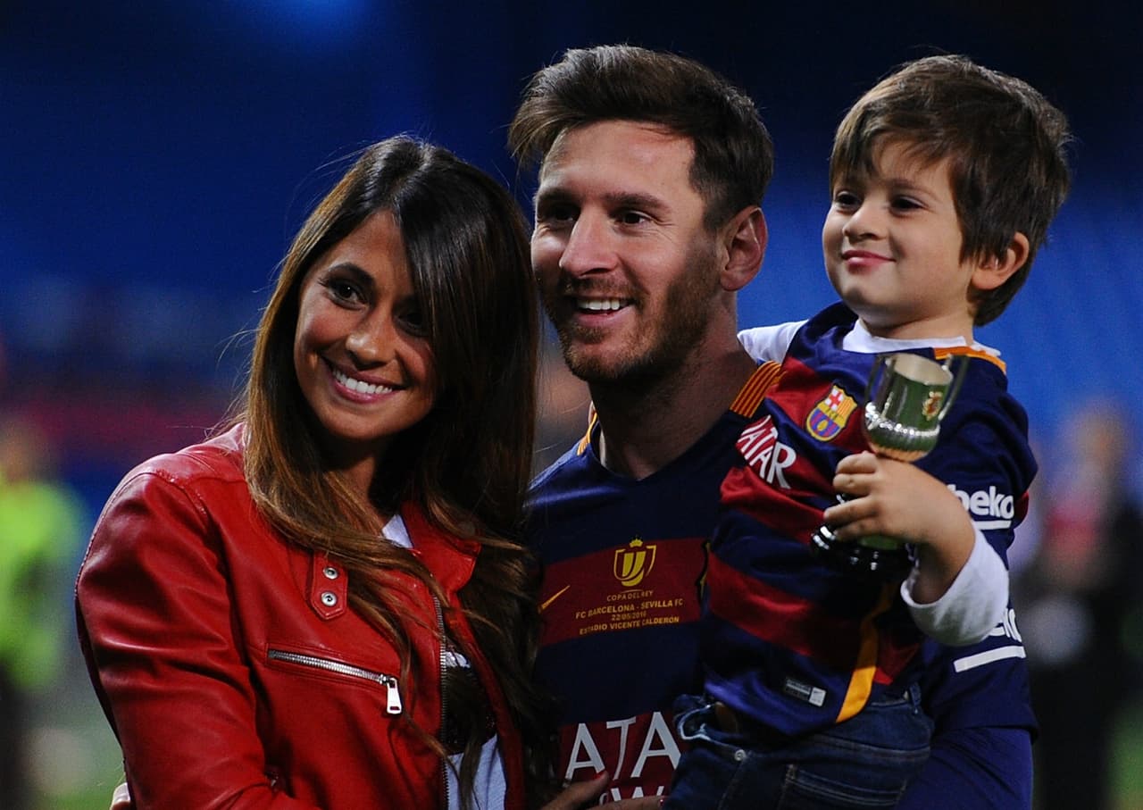 Lionel Messi y Antonella Rocuzzo - El crack argentino conoce a su pareja desde la infancia, en Rosario. Ella es la madre de su hijo Thiago y se dice que este 2017 contraerán matrimonio.