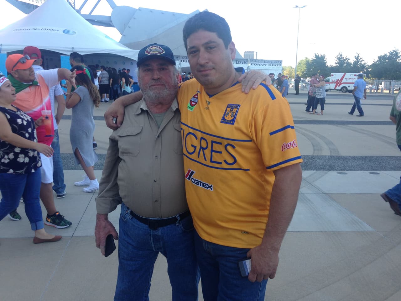 "La U, la U, la U." Gignac y los Tigres no se podían perder la pelea del 'Canelo'... aunque fuera a través de un aficionado con su jersey.