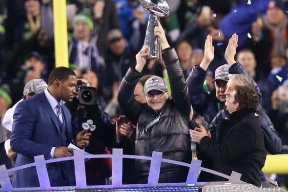 El dueño de los Seahawks, Paul Allen, recibió el trofeo.