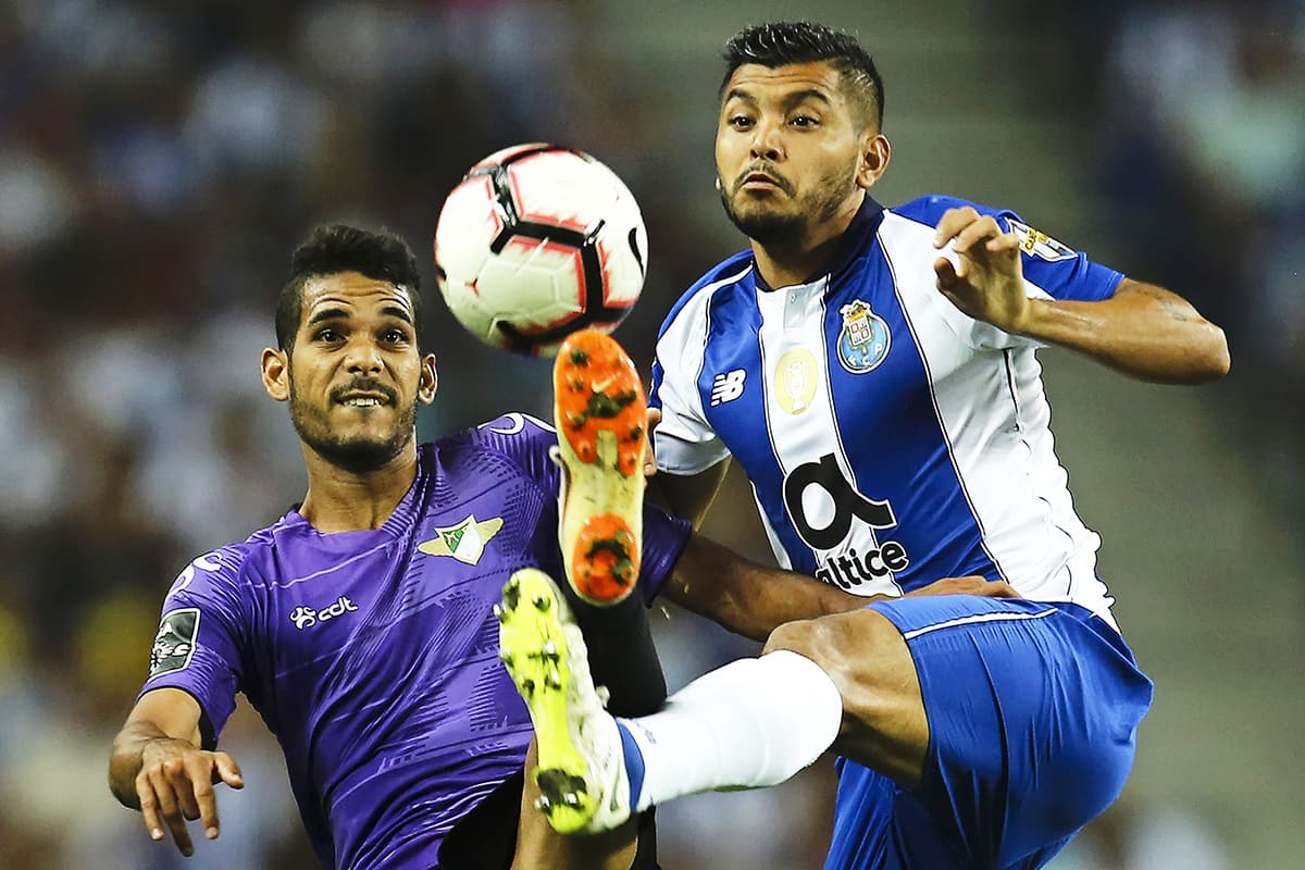 El delantero mexicano Jesús Manuel 'Tecatito' Corona (derecha) ingresó al minuto 64, y aquí disputa el balón ante Bruno Silva (izquierda) del Moreirense.