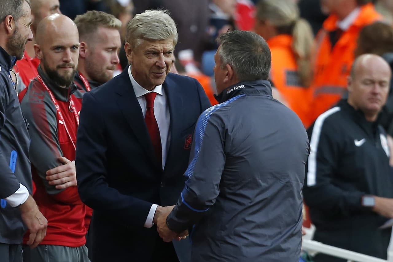 Arsene Wegner y Craig Shakespeare, los directores de ambas escuadras que daban inicio a una nueva temporada de la grandiosa liga inglesa.