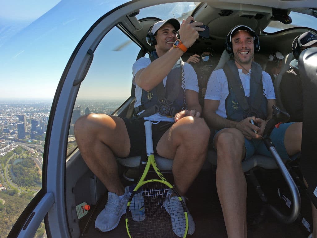 El tenista español, Rafael Nadal, convive con sus compañeros y disfruta de Perth, Australia previo al inicio de la competencia.