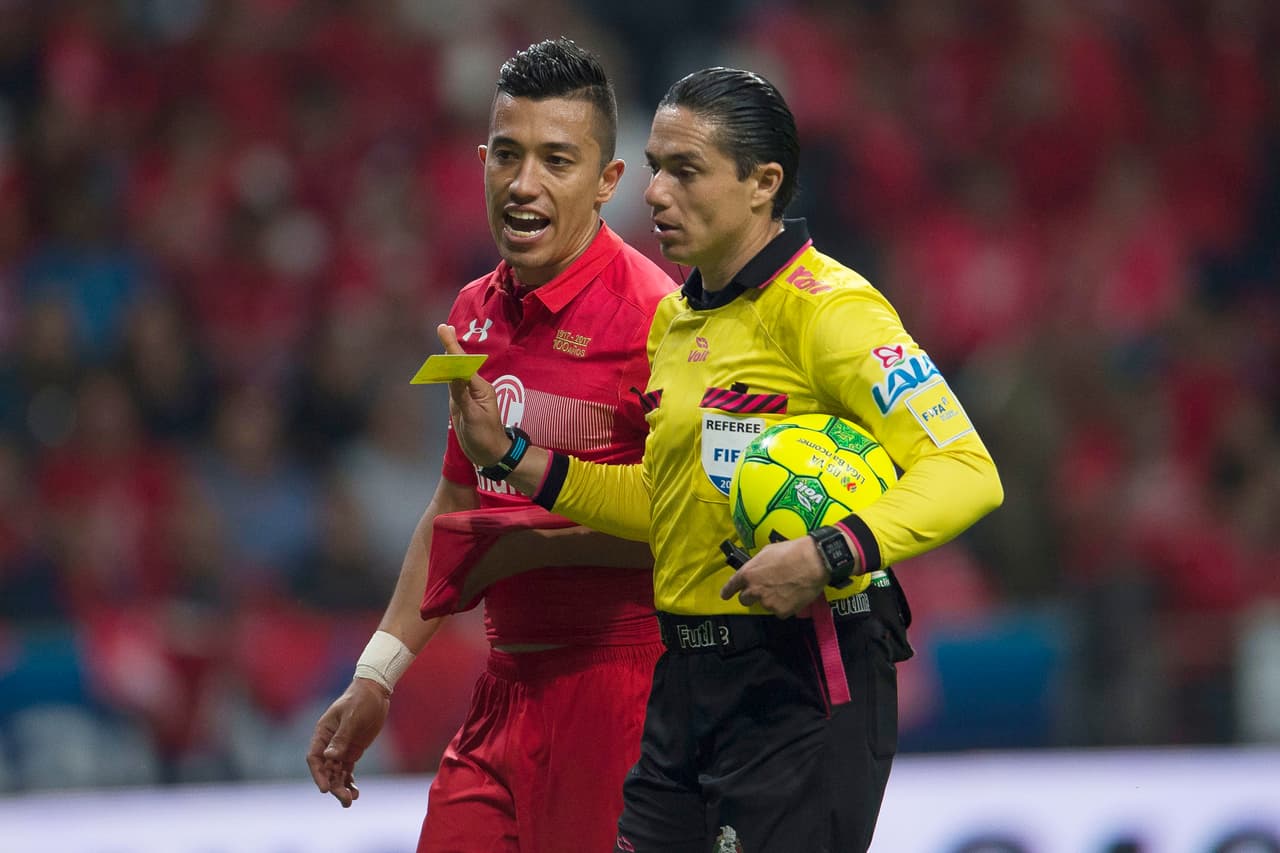 Óscar Macías, árbitro del encuentro, recurrió a tres tarjetas amarillas para mantener el control del partido.