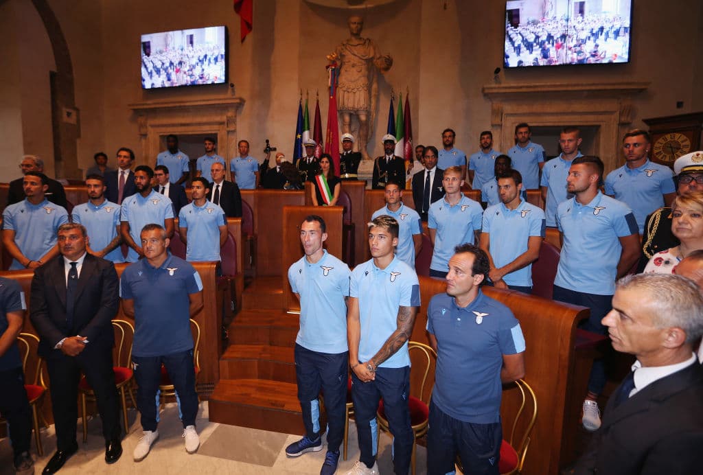 Los jugadores de la Lazio fueron recibidos en el Capitolio por la alcaldesa de la ciuda de Roma, la señora Virginia Raggi, para homenajear al equipo de la capital italiana por su éxito del pasado 15 de junio, cuando conquistaron la edición 2019 de la Coppa Italia, al vencer 2-0 al Atalanta y con lo que se clasificaron a la fase de grupos de la UEFA Europa League 2019-20. Además de la alcaldesa Raggi, estuvieron el presidente del equipo, Claudio Lotito, el técnico Simone Inzaghi, y todos los jugadores de la plantilla de las Águilas. Incluso hasta la emplumada mascota estuvo presente.
