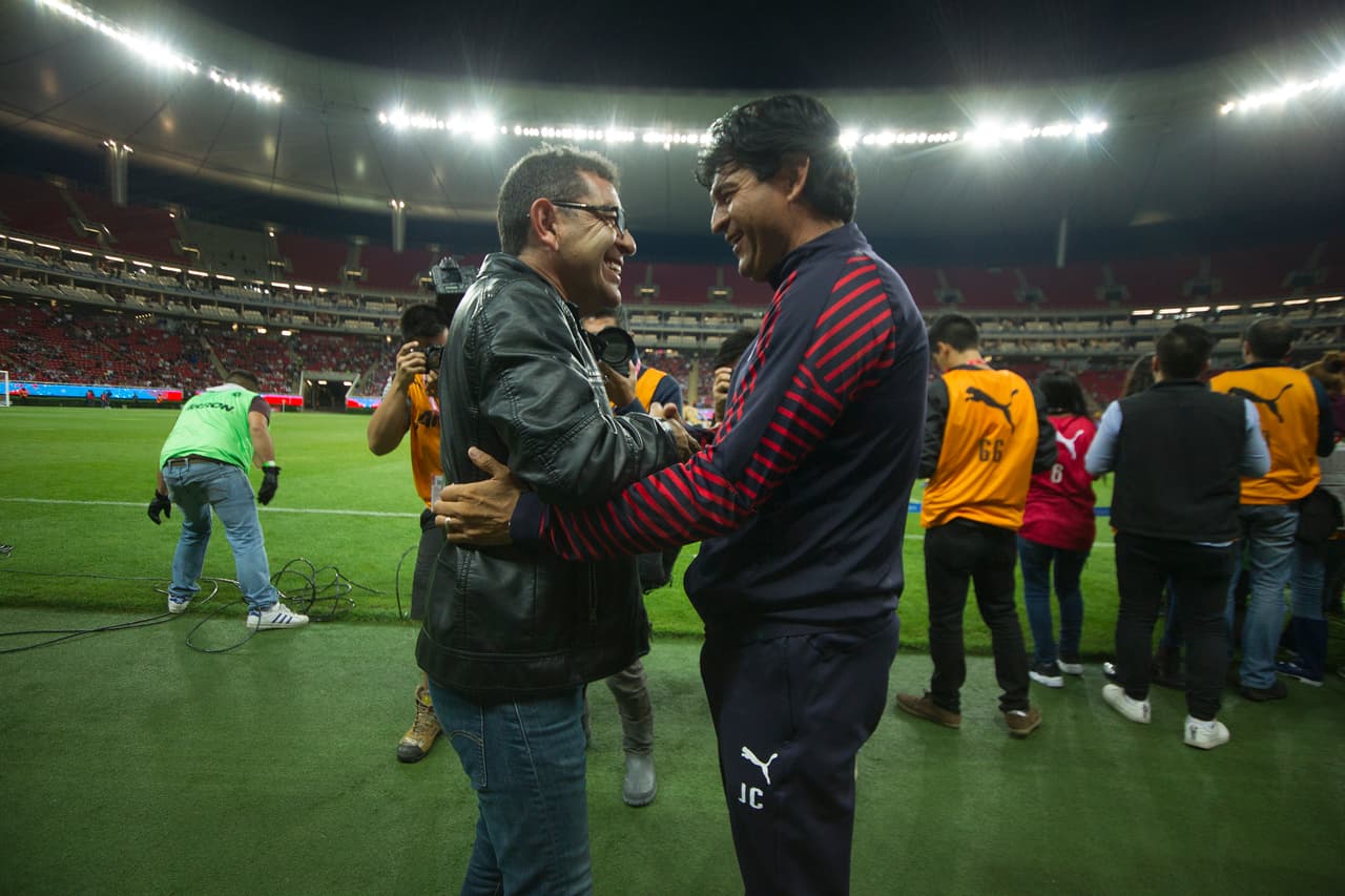 David Patiño (izq) de Pumas y José Cardozo de Chivas, ambos entrenadores se saludaron con efusividad y respeto previo al inicio del duelo de Octavos de Final en la Copa MX.