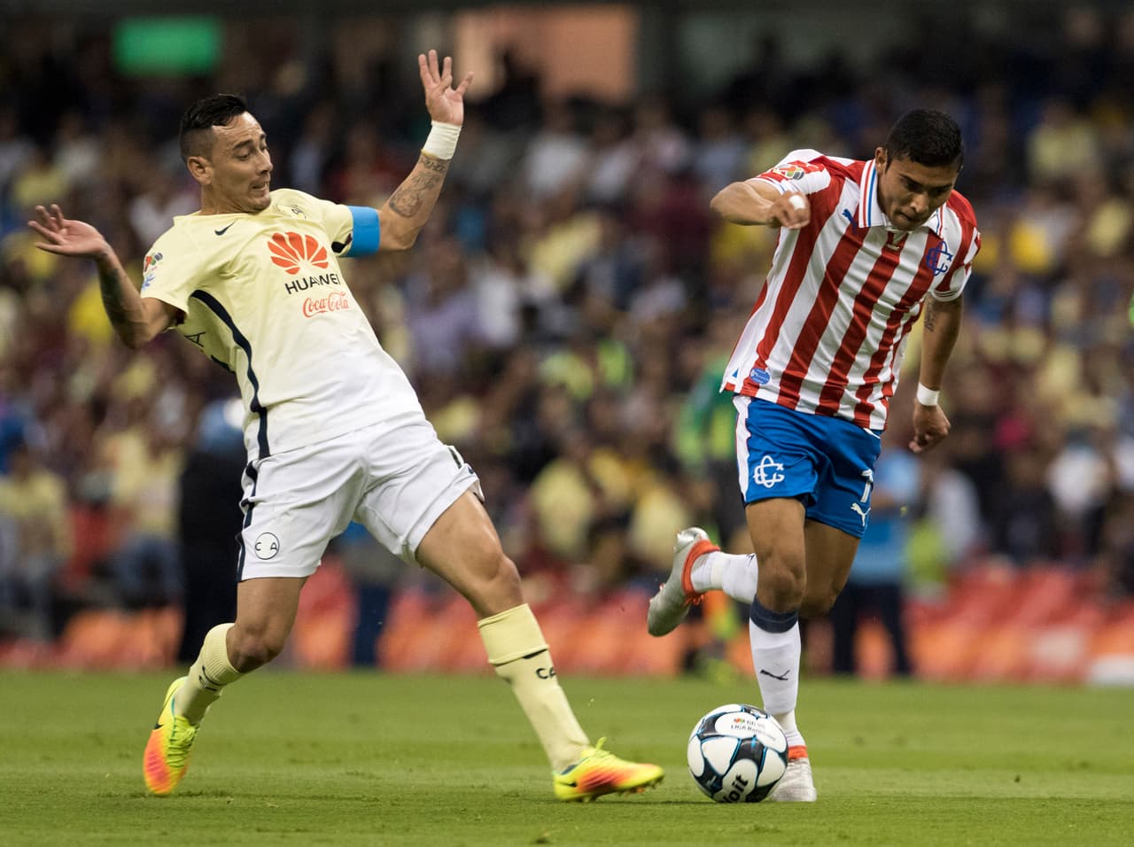 Action photo during the match America vs Guadalajara at Azteca Stadium. Apertura 2016 Liga BBVA Bancomer MX.--- Foto de accion durante el Partido America vs Guadalajara en el Estadio Azteca Partido Correspondiente a la Jornada 7 del Torneo Apertura 2016 Liga BBVA Bancomer MX, en la foto: Rubens Sambueza, Orbelin Pineda--27/08/2016/ MEXSPORT/Bernardo Maldonado
