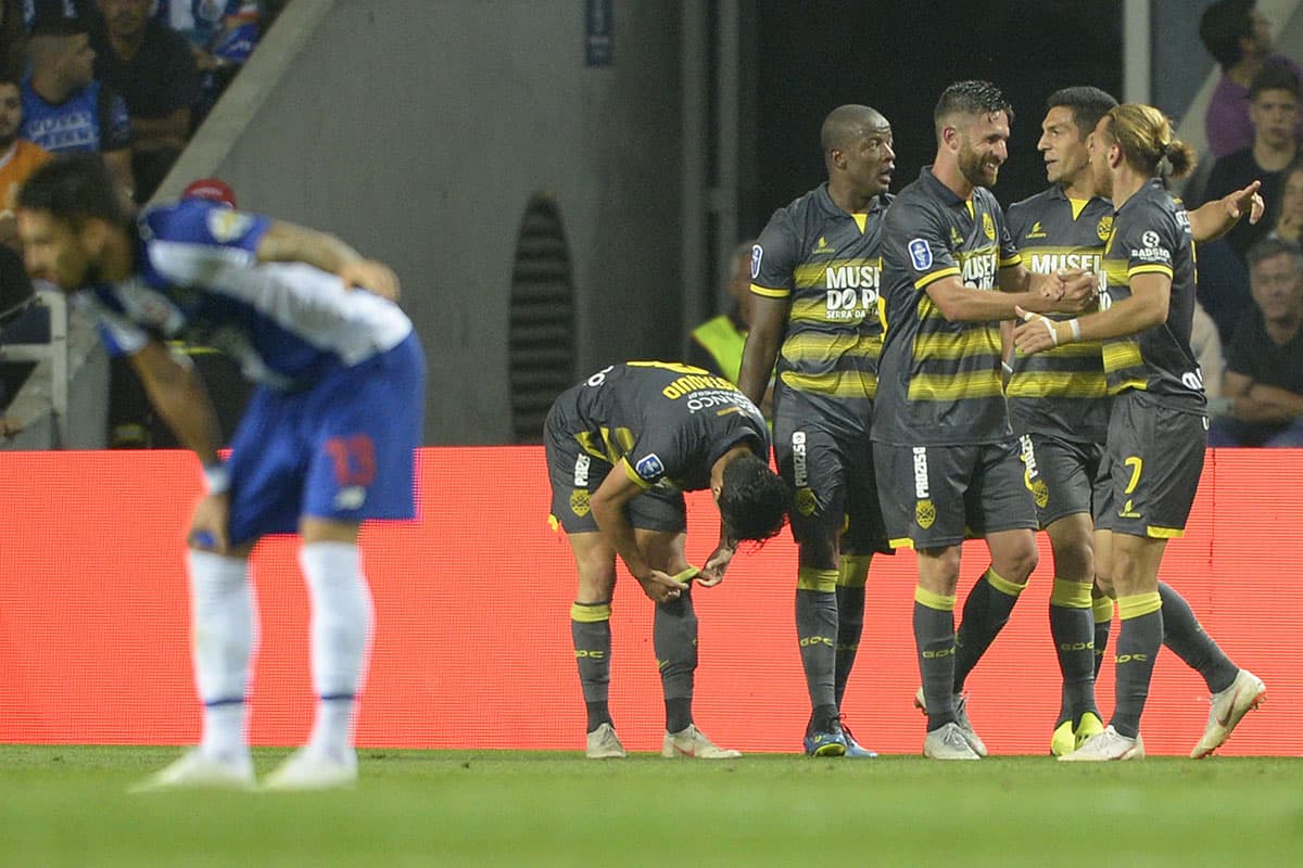 Los jugadores del Chaves (derecha) celebran el gol de Stephen Eustaquio al minuto 83 para conseguir el empate.