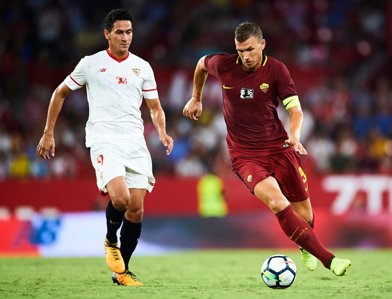 El brasileño Paulo Henrique 'Ganso' (izq.) saldrá de Sevilla y su destino parece llevarlo de nuevo a Brasil, con Gremio de Portoalegre.