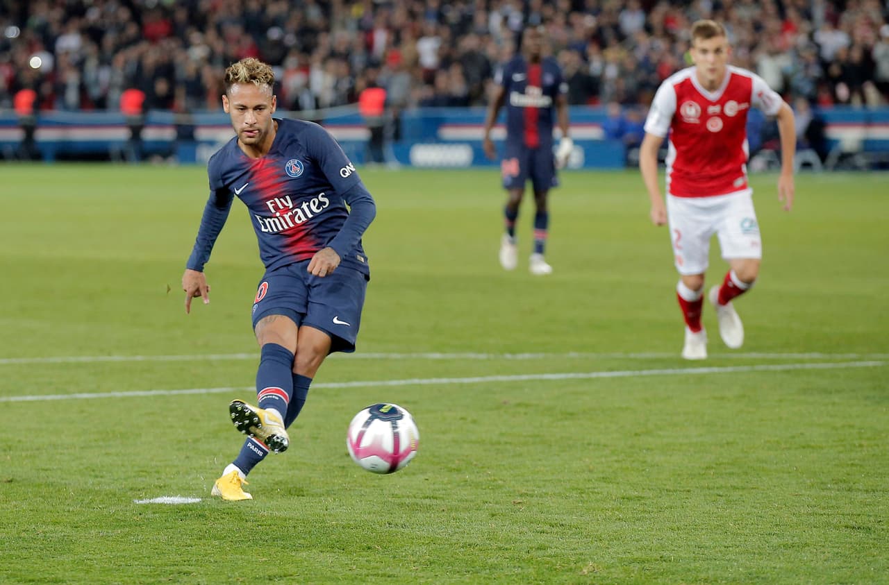 Neymar puso de penalti el 2-1 a favor del PSG para obtener la victoria momentánea contra Stade Reims.