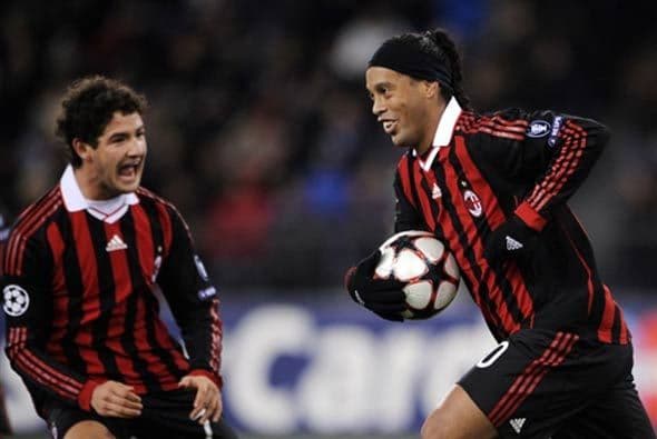 Un gol de Ronaldinho de penalti sirvió para empatar, y el punto le alcanzó al Milan para clasificar a octavos.
