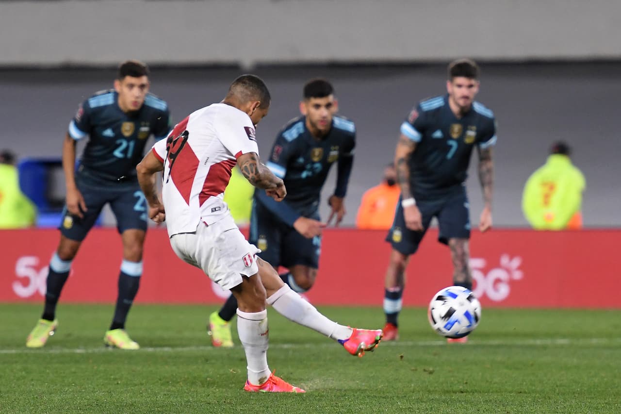 Otamendi y Montiel se burlan de Yotún tras penal fallado