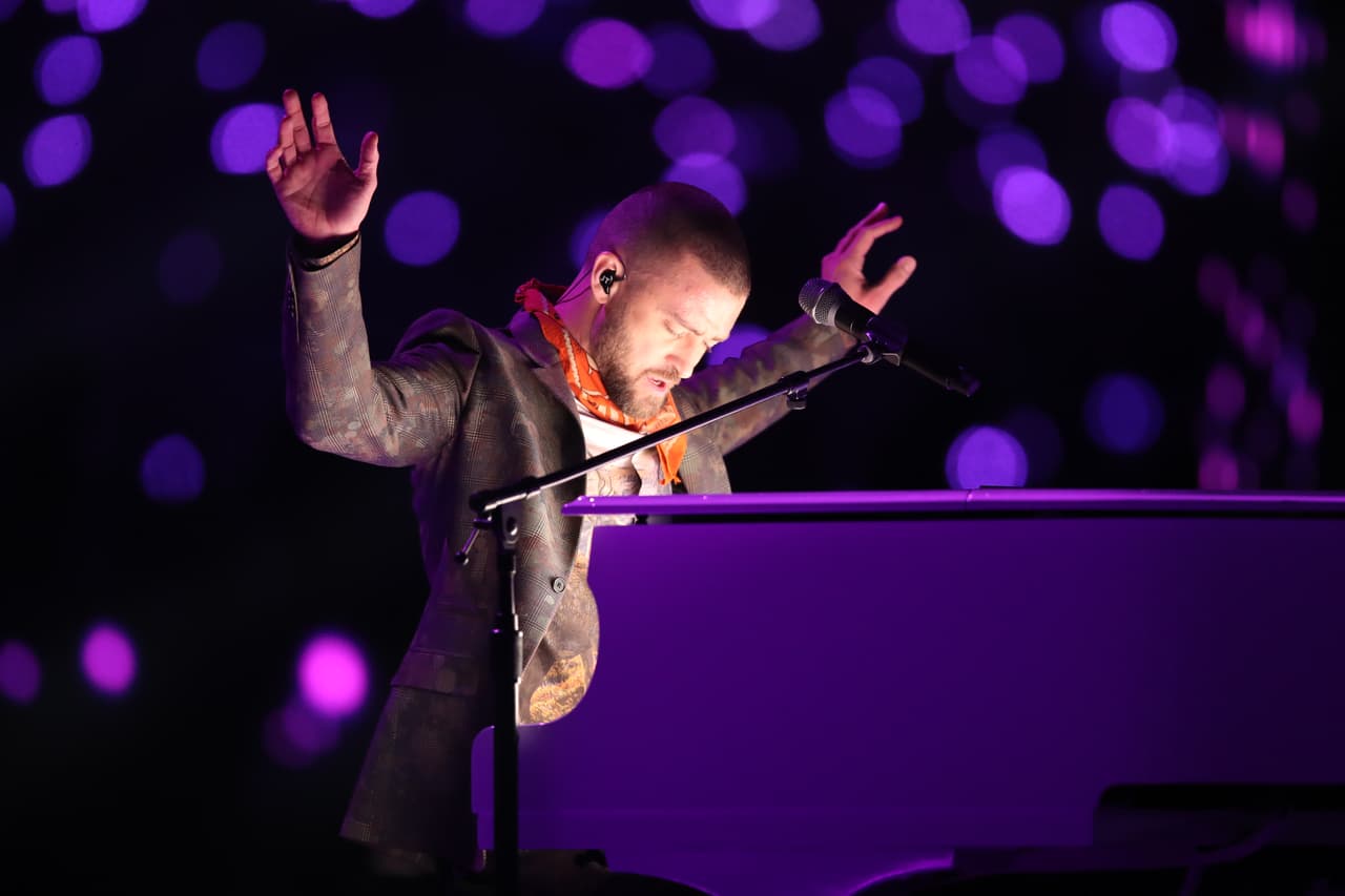 El popular cantante se presentó en el show de medio tiempo del partido entre New England Patriots y Philadelphia Eagles con sus éxitos de hoy y siempre.