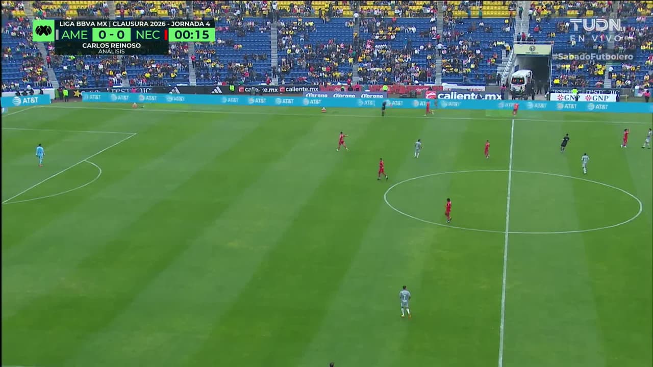 Arranca el partido y la pelota está en juego.