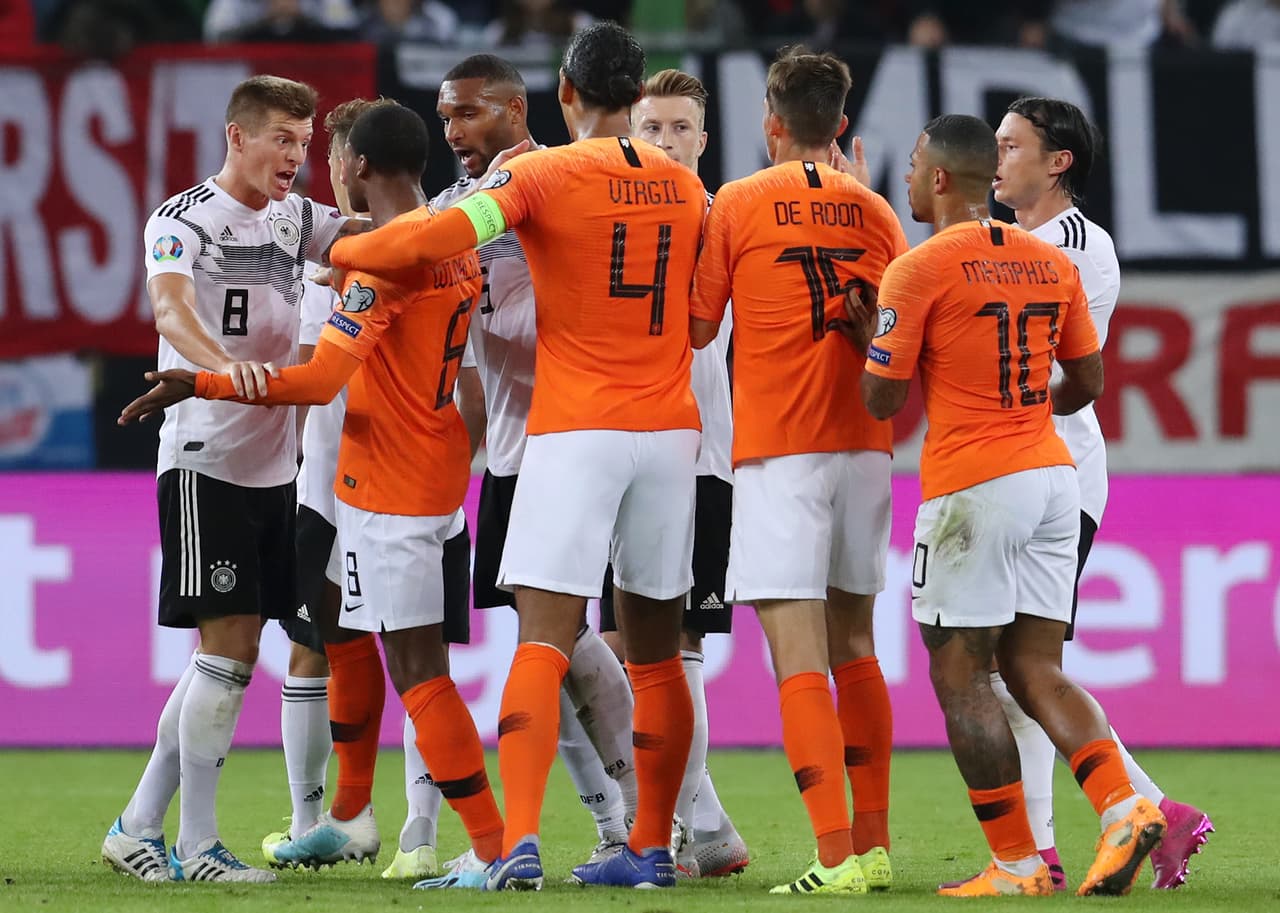 Alemania vencía 1-0 tras un gran primer tiempo pero Holanda mejoró con los cambios de Koeman y remontó en la segunda parte. Frenkie de Jong, Donyell Malen, Georginio Wijnaldum y un autogol de Jonathan Tah permitieron la remontada frente a los germanos que se adelantaron con gol de Gnabry y recortaron distancias gracias al penal bien ejecutado por Toni Kroos.