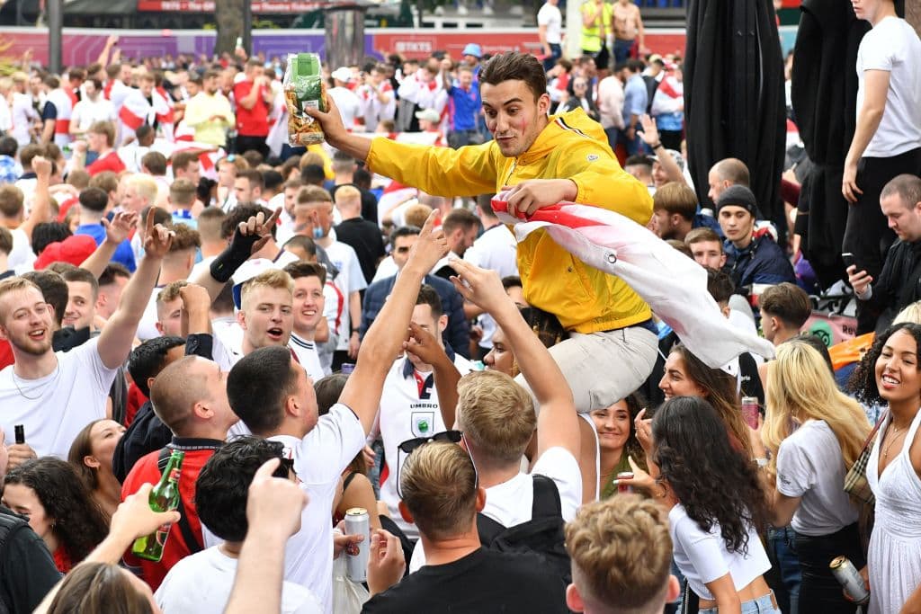 Un fan tiraba pasta por todas partes en tono de burla a los italianos.