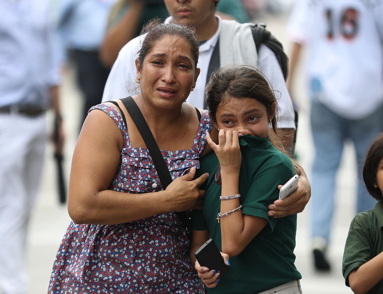Norma Martínez y Christina Cruz, fanáticas del equipo y del lanzador José Fernández lloran junto a jugadores y directivos de los Marlins presentes en el evento conmemorativo.