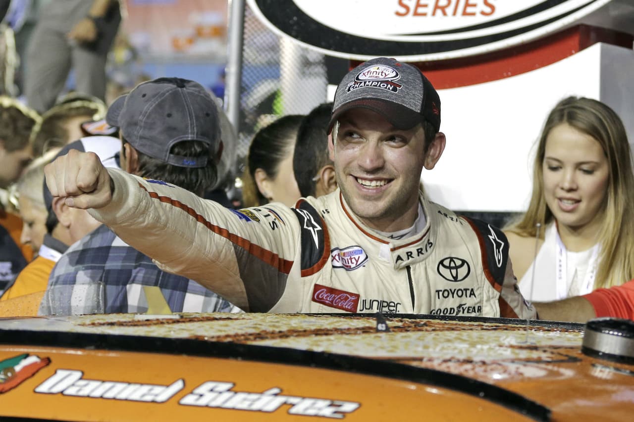 El mexicano Daniel Suárez es el primer extranjero en coronarse campeón en un serial NASCAR