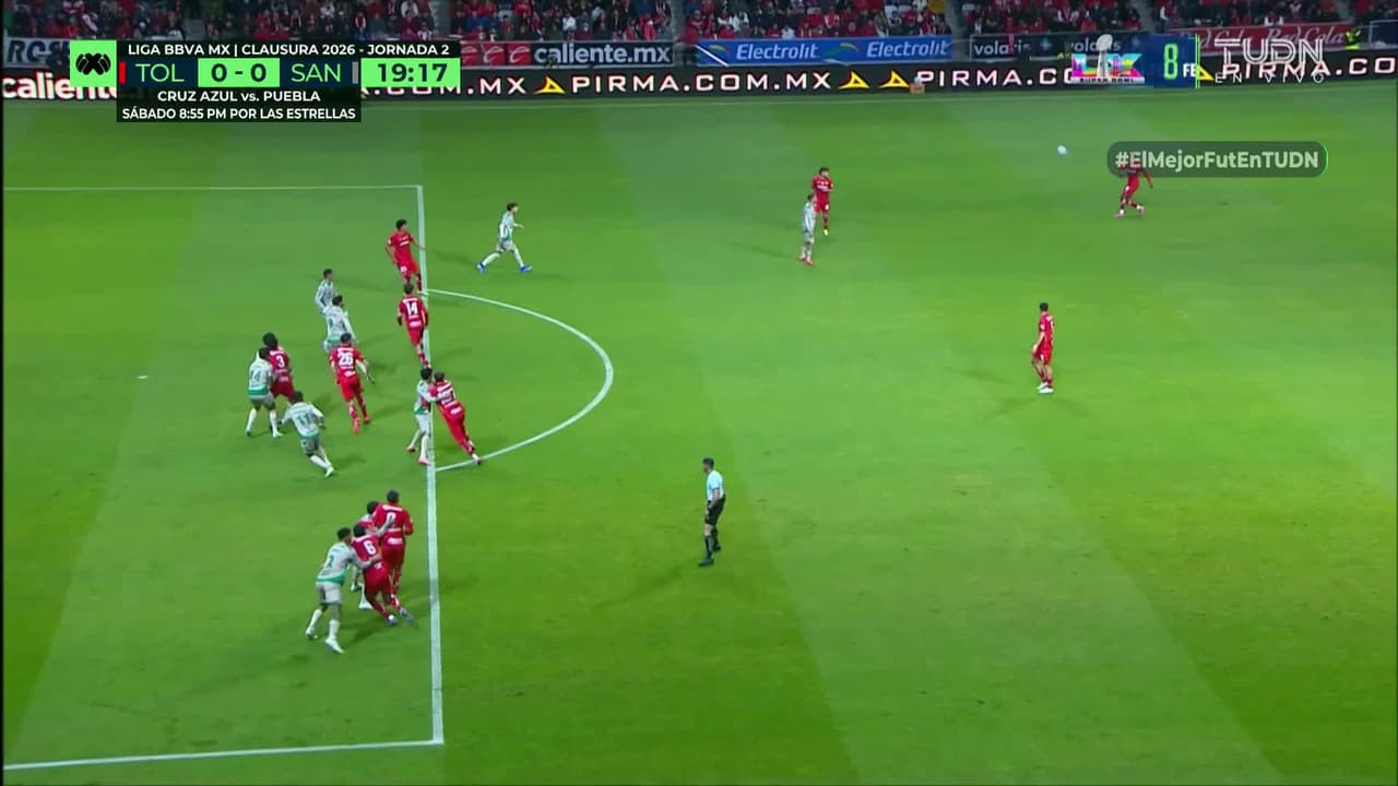 ¿Penal? El VAR interviene de manera silenciosa para juzgar una posible falta