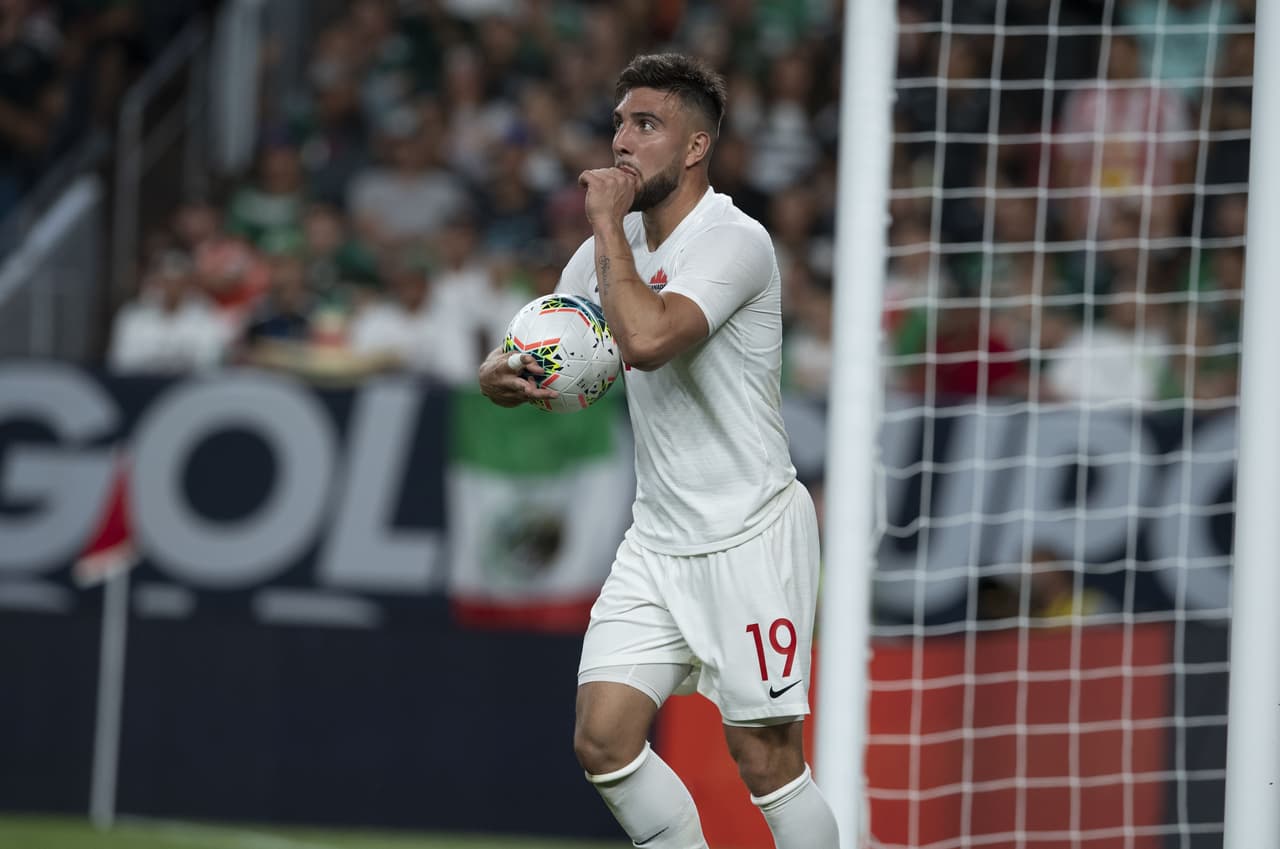 A los 75 minutos, para añadirle suspenso a la situación, el delantero del Puebla, Lucas Cavallini, se encargó de poner el marcador 2-1 gracias a un error en la salida de Néstor Araújo que propició el único gol canadiense.