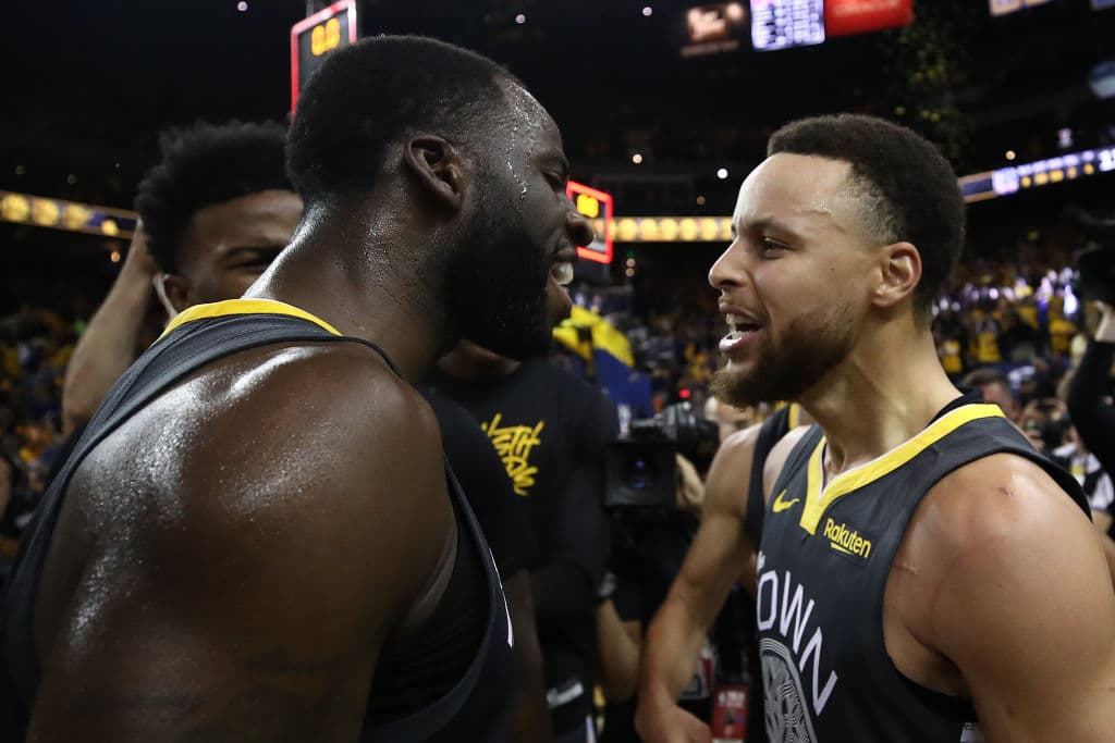 Con 37 Puntos Stephen Curry rescató de una posible derrota a los Golden State Warriors al llevarse el Juego 2 de la Final de la Conferencia del Oeste en Oracle Arena por 114-111 sobre unos Portland Trail Blazers que dieron un gran juego, pero que no fue suficiente para arrancarle la victoria a los campeones de la NBA. Tuvo Portland ventaja de 15 puntos al medio tiempo y de ocho en el cuarto periodo, pero todo se derrumbó para los visitantes.