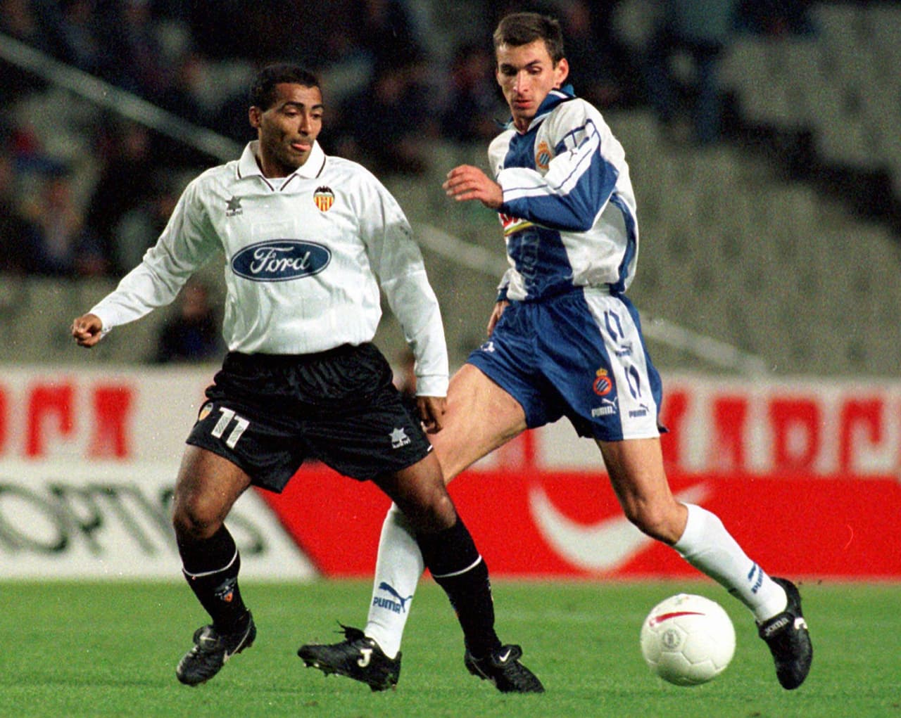 Romario tuvo muchos problemas en Valencia con el entrenador italiano Claudio Ranieri, que se caracteriza por su disciplina y exigencia.