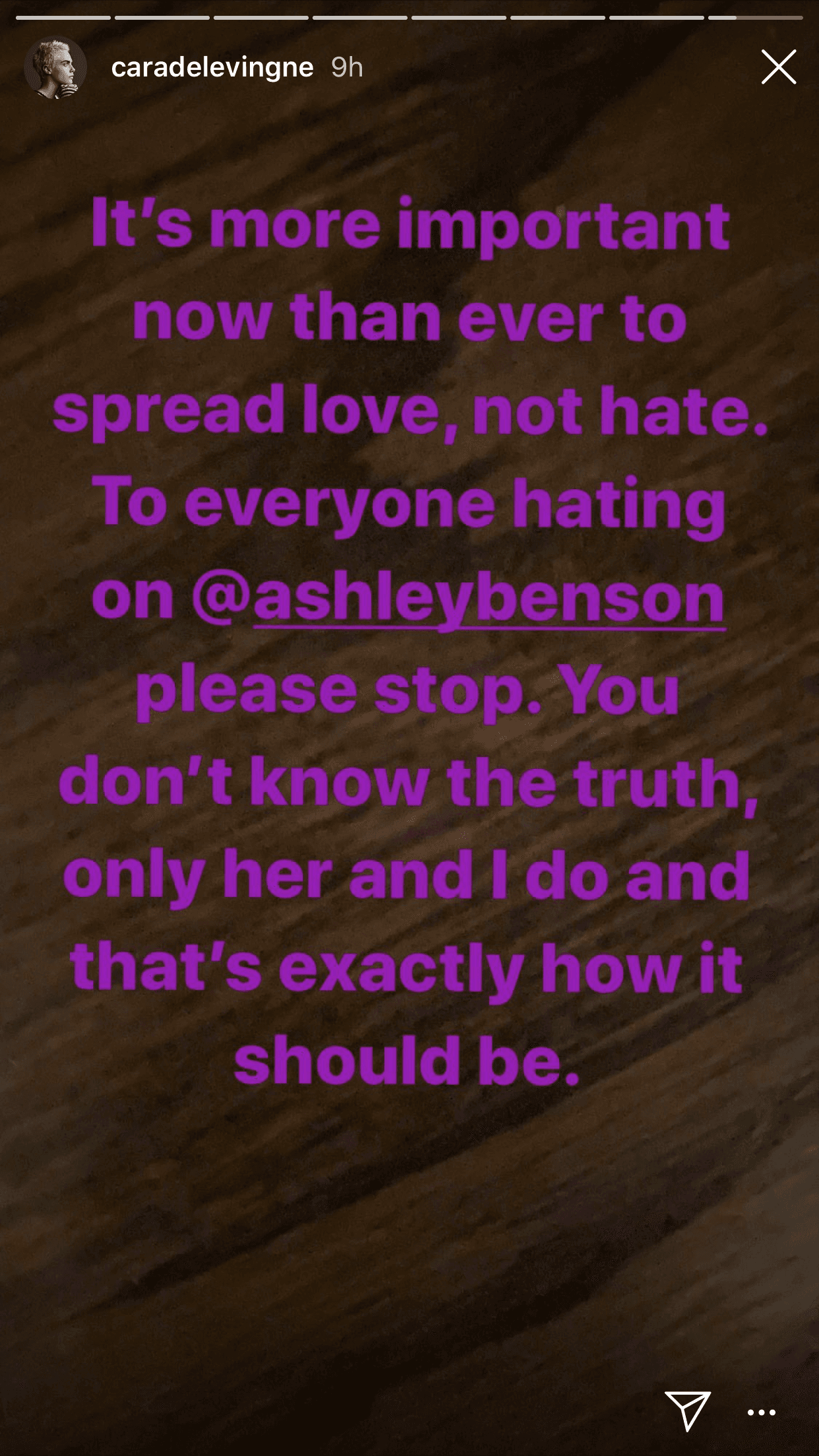 Cara, en sus redes sociales, pidió que dejaran de molestar a Ashley, pues sólo ellas sabían la verdad y deberían de esparcir amor, no odio.