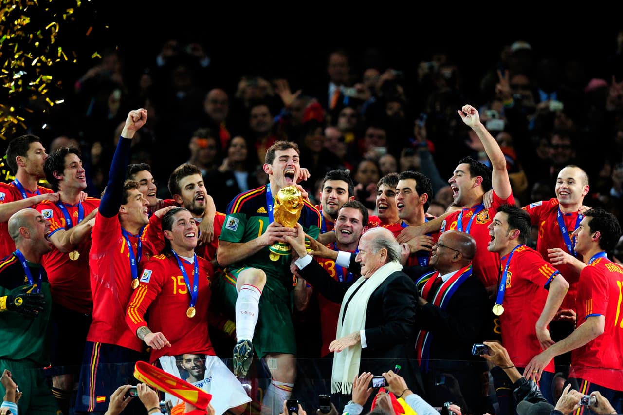 Tras imponerse 1-0 en la final, el capitán de España, Iker Casillas, levantó el gran trofeo de campeón del Mundial de Sudáfrica 2010, todo un hito para un arquero que ha ganado cada competencia que disputó.