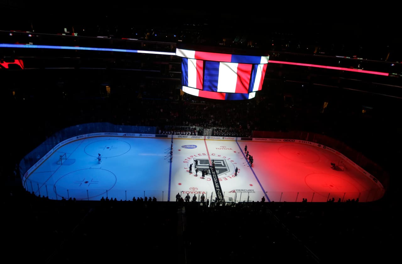 Homenaje a Francia en un choque de la liga checa de hockey sobre hielo.