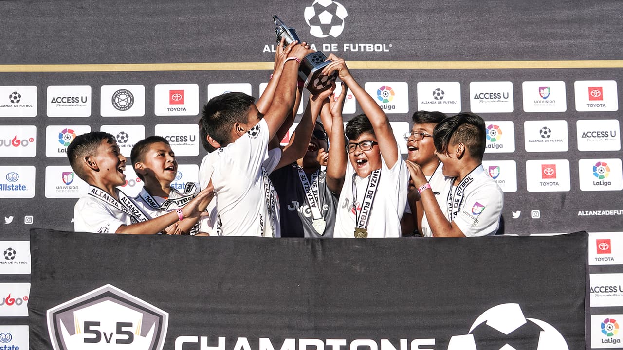 Celebran los campeones en el Alianza 5V5 del Fútbol Hispano en Phoenix.