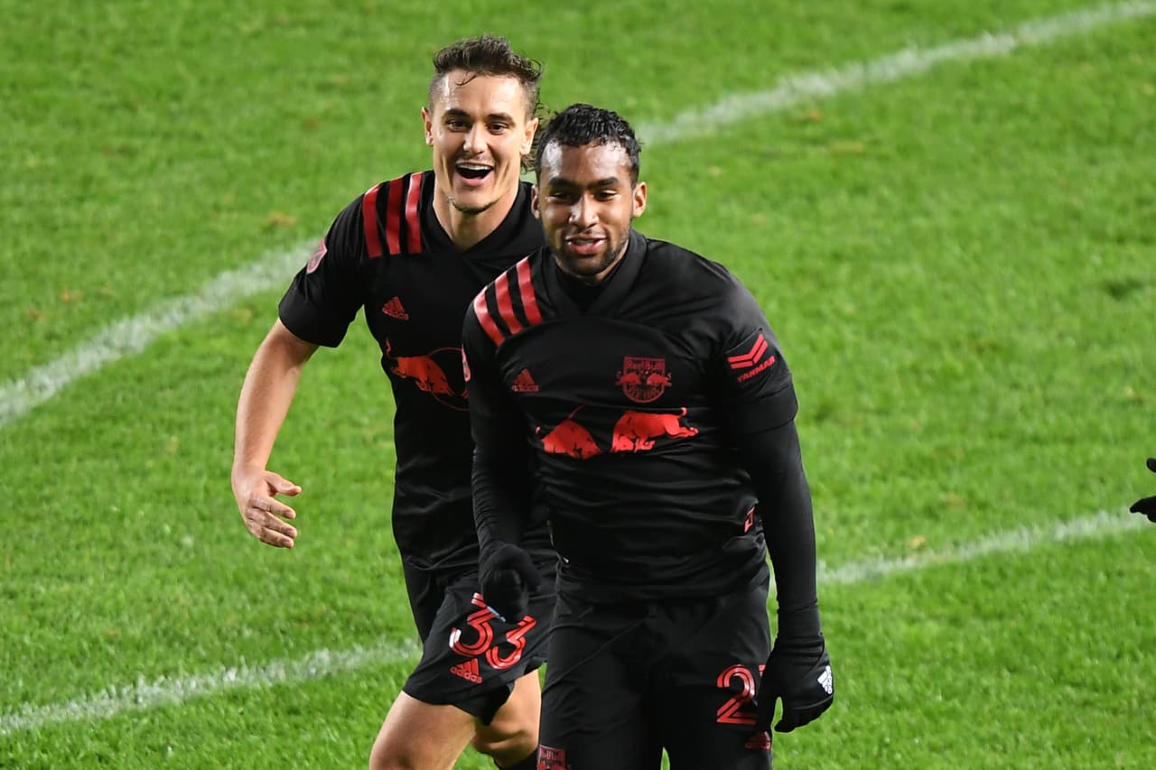 La enseña alternativa de NYRB es negra con vivos rojos, la misma presentada el año pasado.