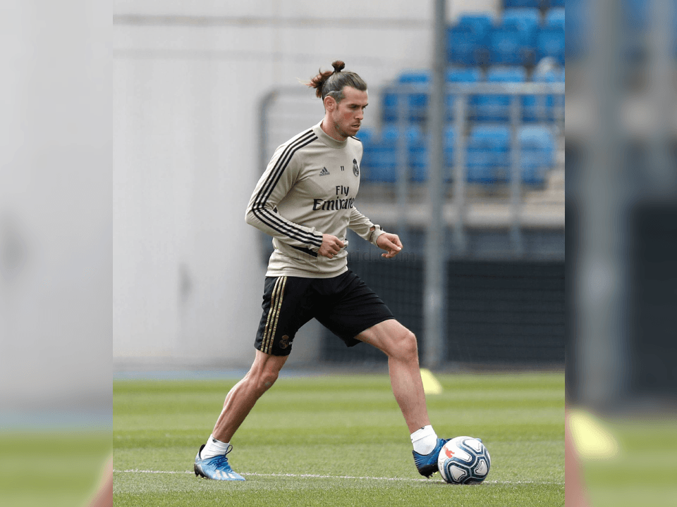 Los jugadores llevaron a cabo ejercicios individuales con y sin balón, divididos en dos turnos y en varios de los campos de futbol. Mariano y Jovic trabajaron en el interior de las instalaciones.