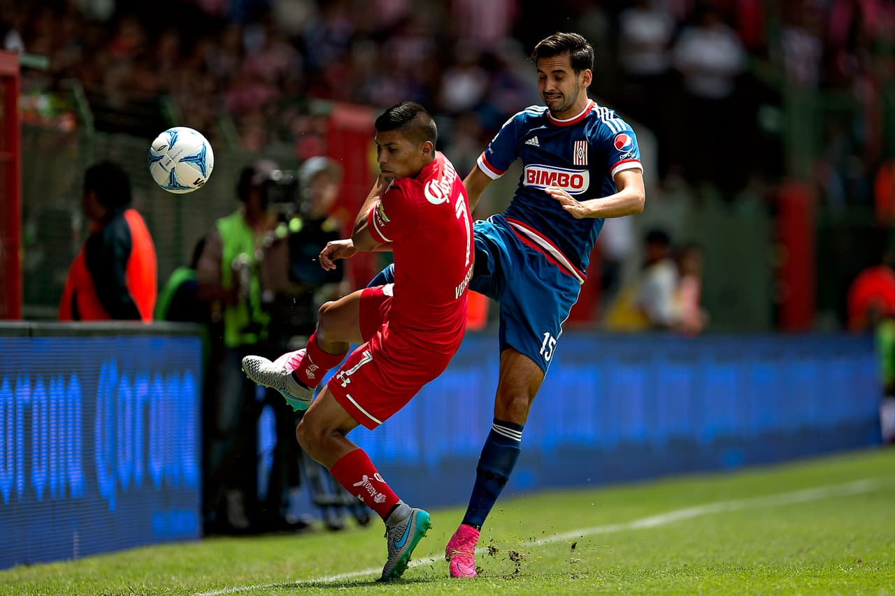 Raúl 'Dedos' López salió con férula y muletas tras el juego en Toluca