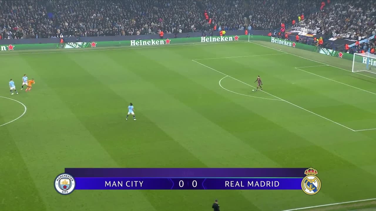 Arranca el partido y la pelota está en juego.