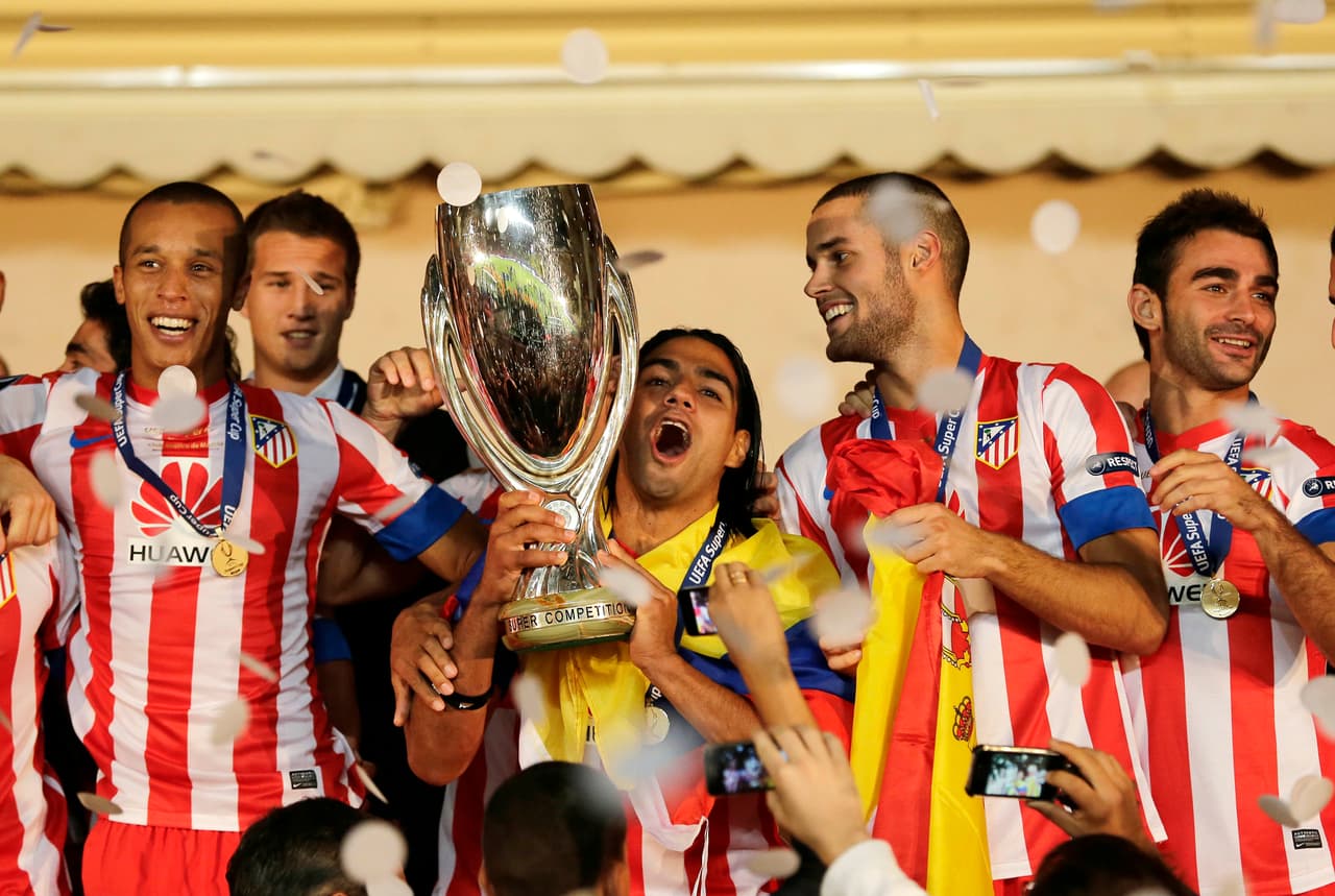 Siendo el capitán de esta generación doradas del 'Cholo', Falcao se encargó de levantar el trofeo en el palco del Lous II.