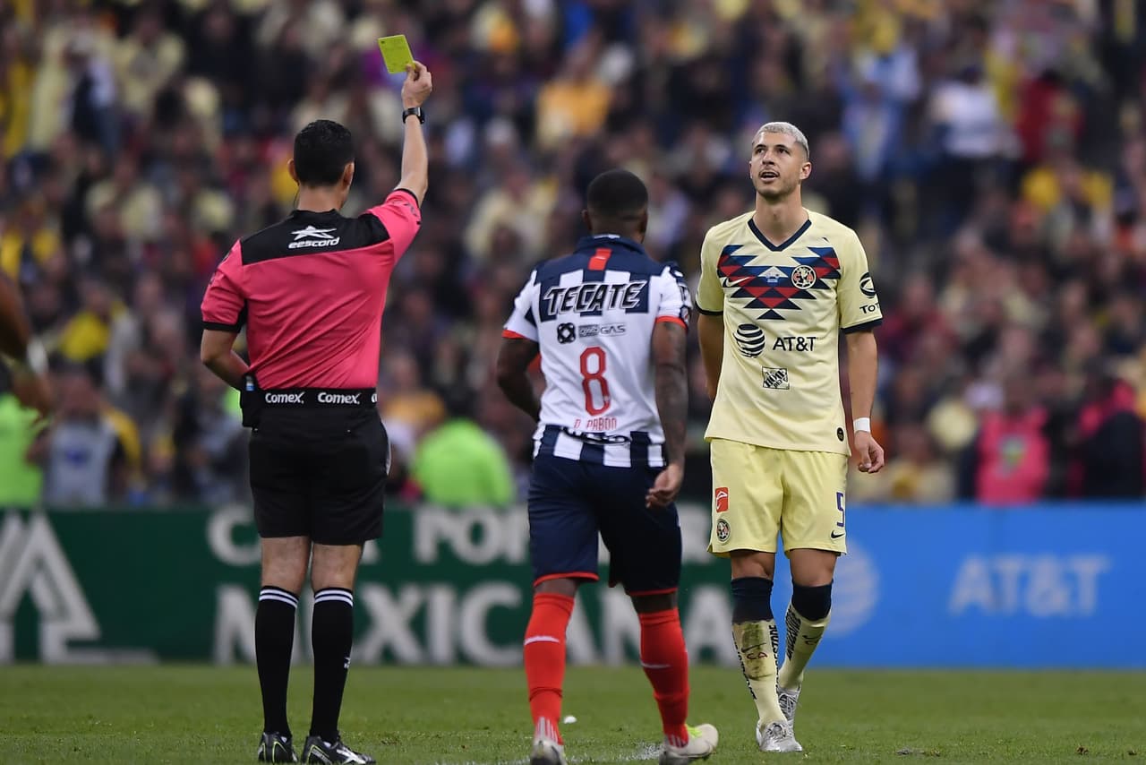 Guido Rodríguez ve la tarjeta amarilla luego de cortar un contrataque de Rayados.