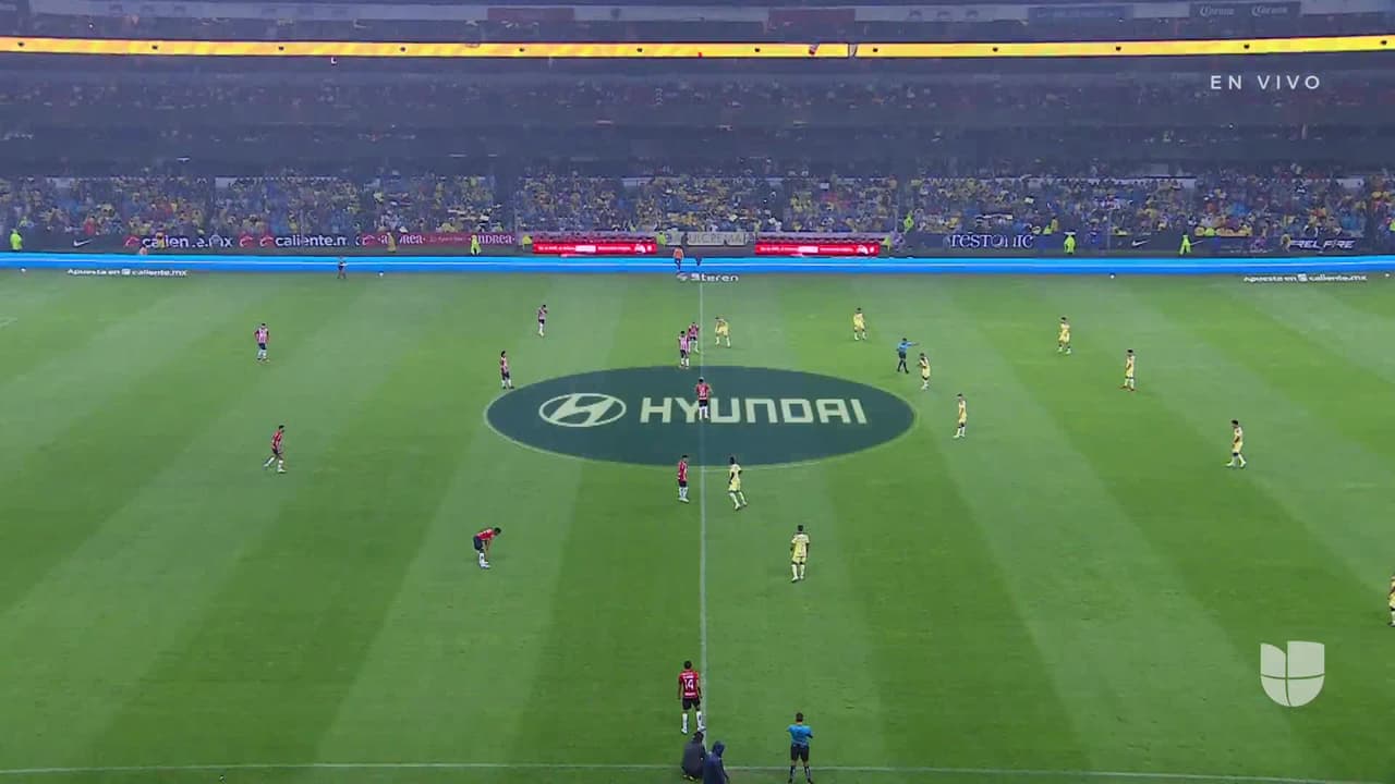 Arranca el partido y la pelota está en juego.