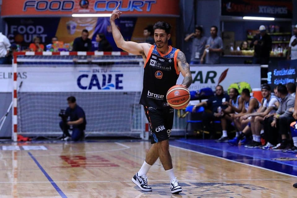 Los asistentes se divirtieron y apoyaron a personas de escasos recursos donando una cobija para combatir el frío de la época. El encuentro de básquetbol fue para Libertadores 46-22 y el de futbol para Gallos 10-5.