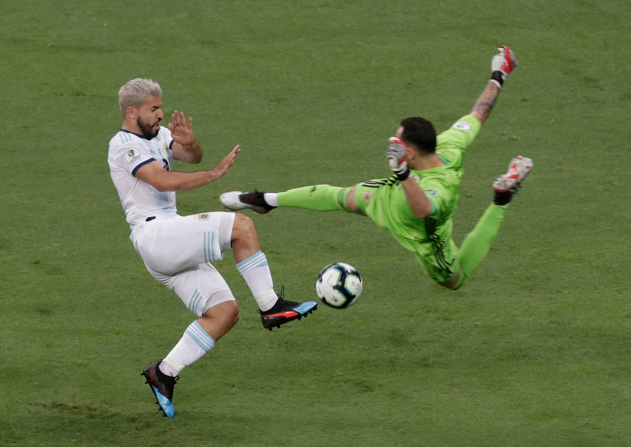 Messi colocó un trazo largo y Sergio Agüero buscó la pelota pero al mismo tiempo salió David Ospina de su área para evitar el gol.