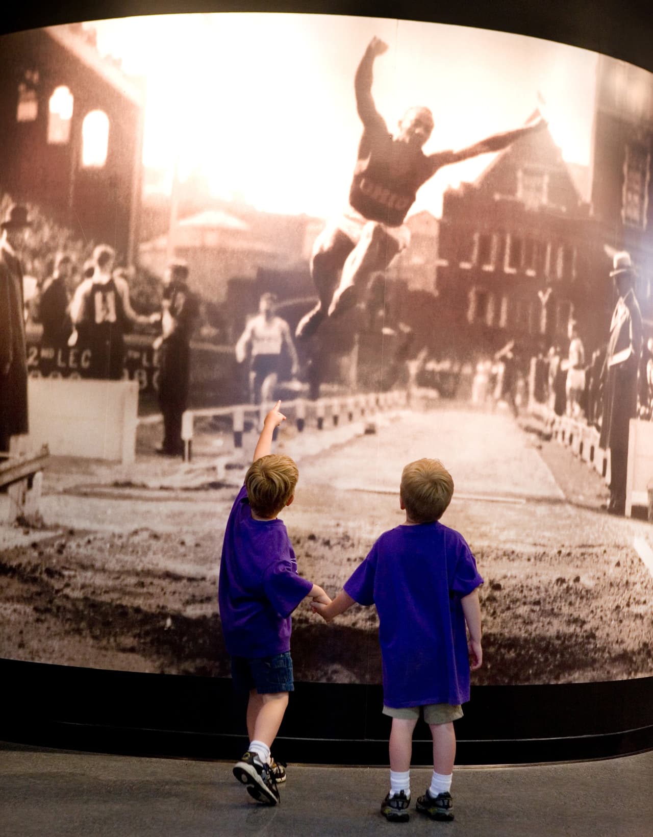 Sin embargo, la leyenda de Owens sobre cómo echó por tierra el discurso racista gracias a su talento aún se mantiene vigente.