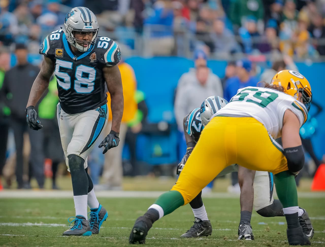 Thomas Davis, suspendido dos juegos por golpear a Davante Adams