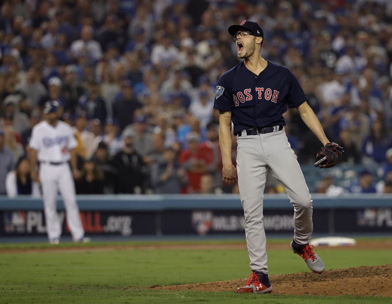 El velocista Joe Kelly llegó a hacerse cargo por Boston en el monticulo en el desenlace del octavo episodio. Y tirando lumbre dominó a su tanda en orden.