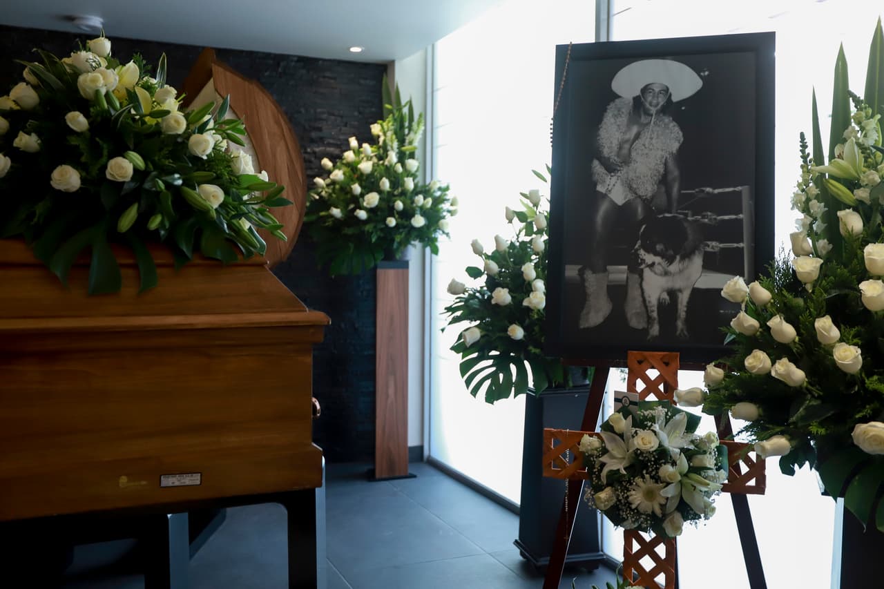 Los seres queridos del ex luchador Pedro "Perro" Aguayo, quien falleció a los 73 años de edad, estuvieron en el funeral de la leyenda de la lucha libre mexicana, celebrado en Gayosso.