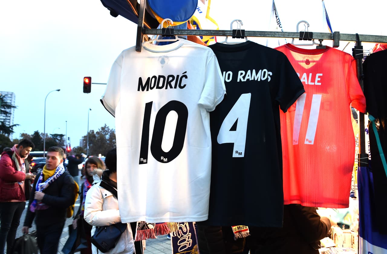 Las playeras con los nombres de las estrellas estaban a la orden. Luka Modric, el Balón de Oro, el más solicitado.