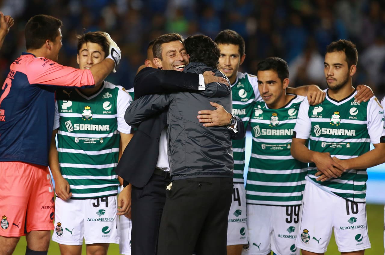 El portugués Pedro Caixinha fue el primer técnico de ese país en coronarse campeón del fútbol mexicano y lo hizo con el título de Santos Laguna en el Clausura-2015.