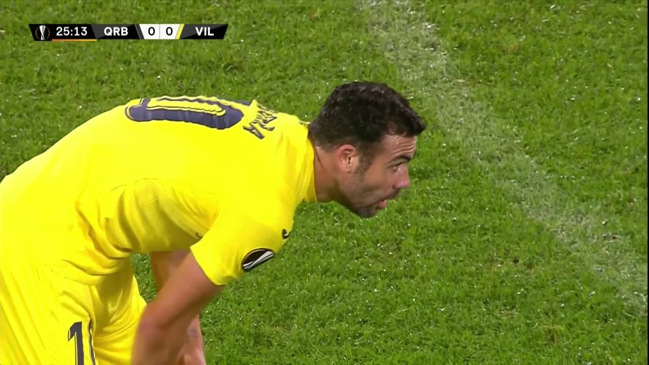 Tarjeta amarilla. El árbitro amonesta a Vicente Iborra de Villarreal