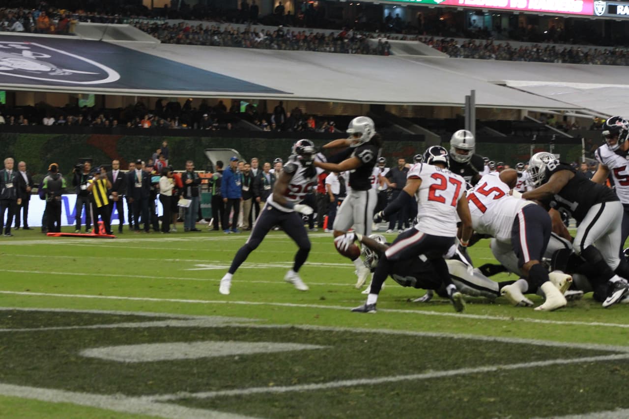 Te presentamos las mejores imágenes que nos dejó el juego entre Raiders y Texans en la cancha del estadio Azteca de la ciudad de México.