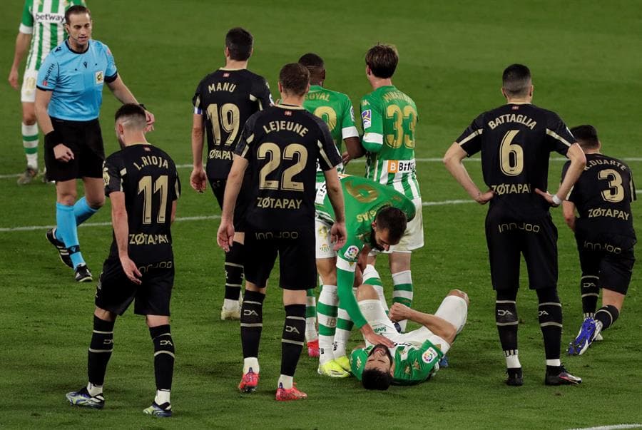 Real Betis se impone al Alavés con remontada por 3-2. Los verdiblancos perdían por goles de Joselú y Edgar Méndez, pero fue el doblete de Borja Iglesia y el gol de Joaquín ya casi al final del partido, que le dio la victoria al equipo de casa, durante la Jornada 26 de LaLiga.