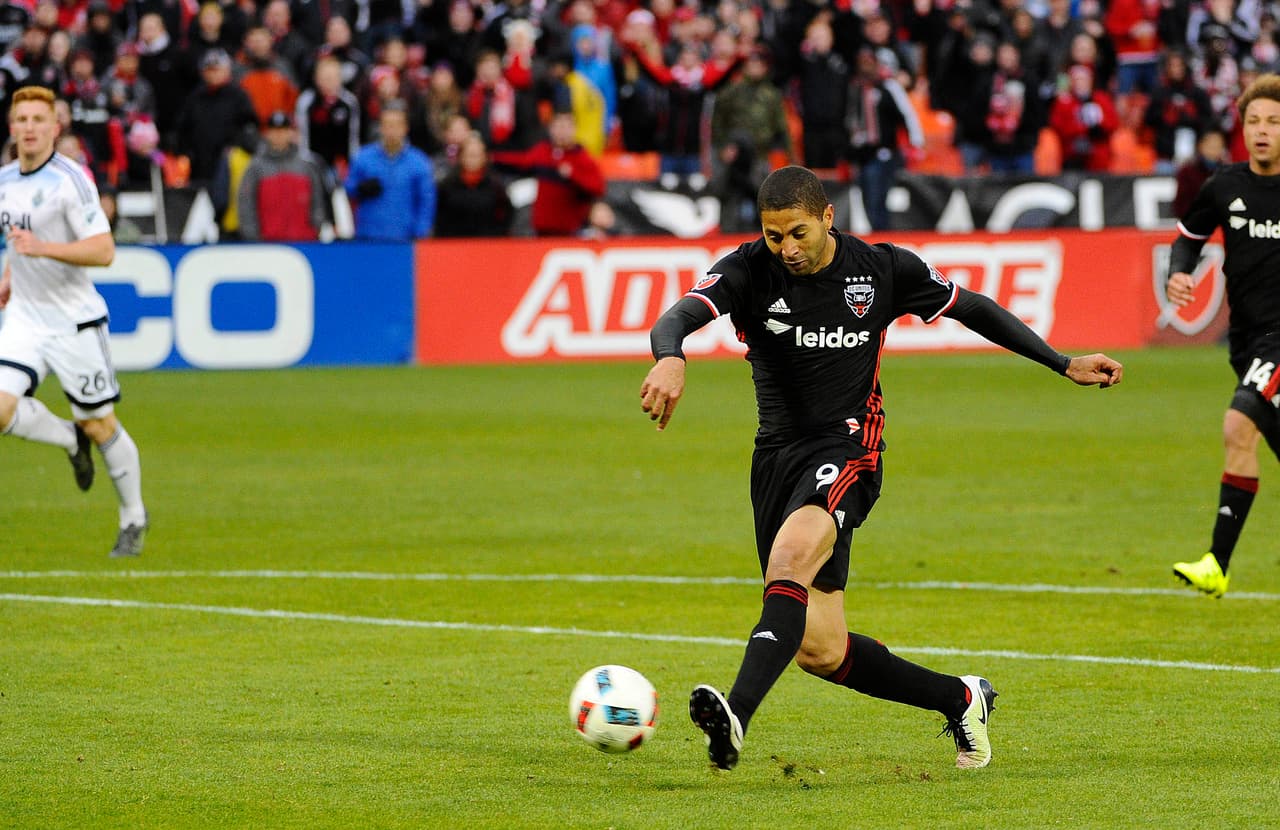 ÁLVARO SABORÍO (DEL) | El tico volvió al gol anotando un doblete para cerrar la goleada por 4-0 de D.C. United ante Vancouver, y lo hizo en tan solo tres disparos al arco.
